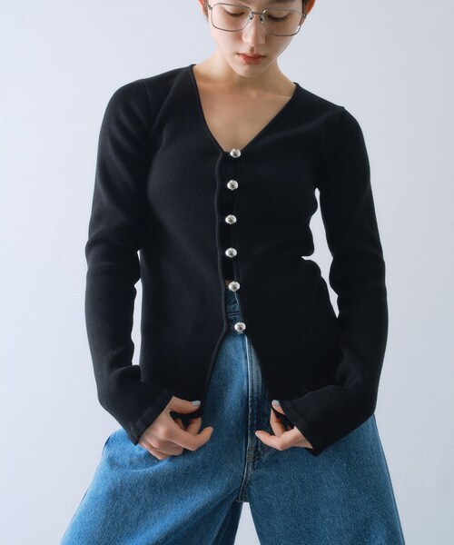 CODE A（コードエー）の「metal buttons knit cardigan（カーディガン/ボレロ・レディース・ホワイト/ブラック/パープル・00）」の4枚目の写真