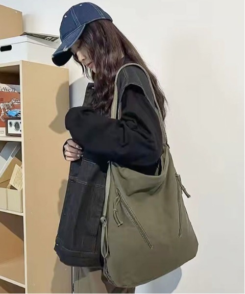 STYLE NUMBER(スタイルナンバー)の「【 STYLE NUMBER / スタイルナンバー 】 3WAY ジップ アクセント ショルダー バッグ(ショルダーバッグ・レディース・ブラウン/ブラック/アイボリー/カーキ・FREE)」の4枚目の写真