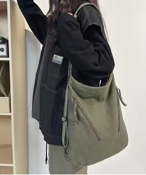 STYLE NUMBER(スタイルナンバー)の「【 STYLE NUMBER / スタイルナンバー 】 3WAY ジップ アクセント ショルダー バッグ(ショルダーバッグ・レディース・ブラウン/ブラック/アイボリー/カーキ・FREE)」の9枚目の写真