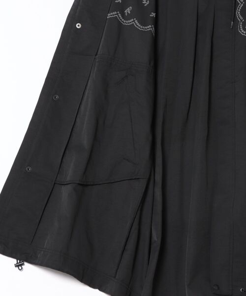 SUPER HAKKA(スーパーハッカ)の「コットンナイロンツイル スプリンクルフラワー刺繍コート(その他アウター・レディース・ベージュ/ブラック・FREE)」の4枚目の写真