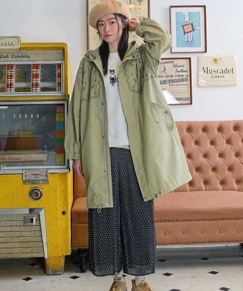 SUPER HAKKA(スーパーハッカ)の「コットンナイロンツイル スプリンクルフラワー刺繍コート(その他アウター・レディース・ベージュ/ブラック・FREE)」の6枚目の写真