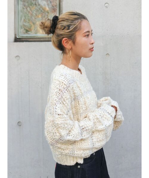 Ungrid(アングリッド)の「透かし編みデザインショートニット(ニット/セーター・レディース・チャコールグレー/ベージュ・FREE)」の3枚目の写真