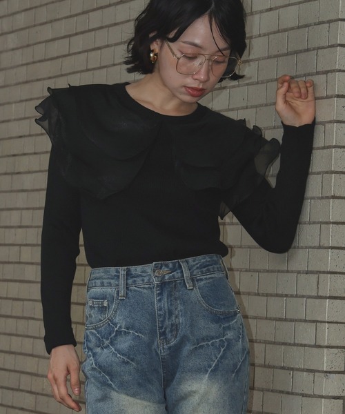Ampirula(アンピルーラ)の「シアーフリルカラー ニット トップス リブニット 長袖 ビッグカラー(ニット/セーター・レディース・ホワイト/ブラック・FREE)」の4枚目の写真