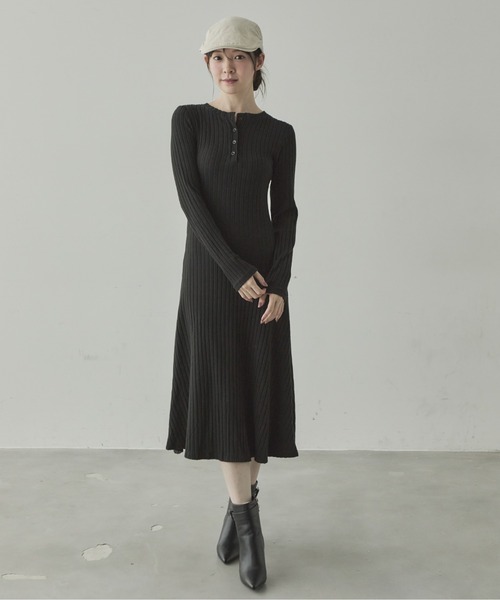 VIVID LADY(ビビッドレディー)の「ヘンリーネックリブニットワンピース(ワンピース・レディース・チャコールグレー/ブラック・FREE)」の2枚目の写真