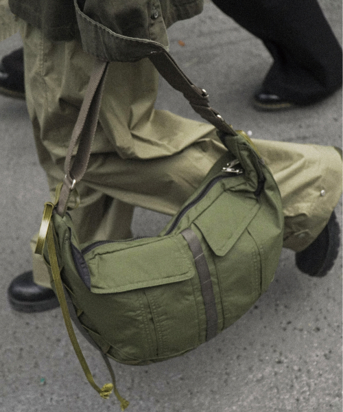 IUGAMAKARAS（イウガマカラス）の「Taped Shoulder Bag (Khaki)（ショルダーバッグ・レディース・その他・FREE）」の3枚目の写真