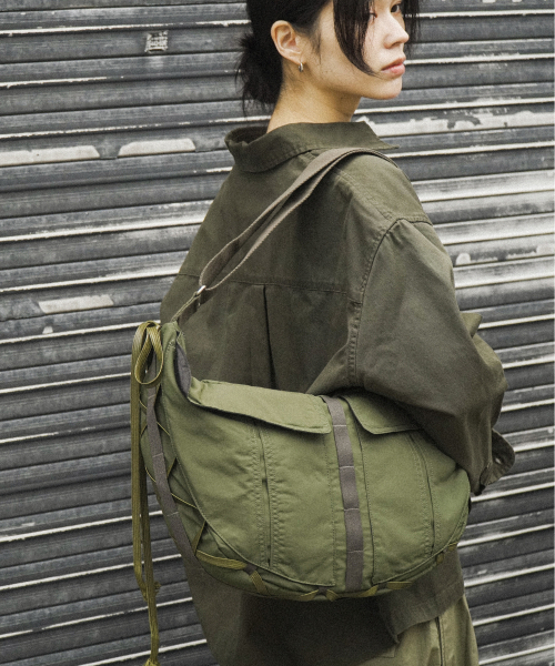 IUGAMAKARAS（イウガマカラス）の「Taped Shoulder Bag (Khaki)（ショルダーバッグ・レディース・その他・FREE）」の4枚目の写真
