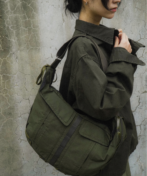 IUGAMAKARAS（イウガマカラス）の「Taped Shoulder Bag (Khaki)（ショルダーバッグ・レディース・その他・FREE）」の6枚目の写真