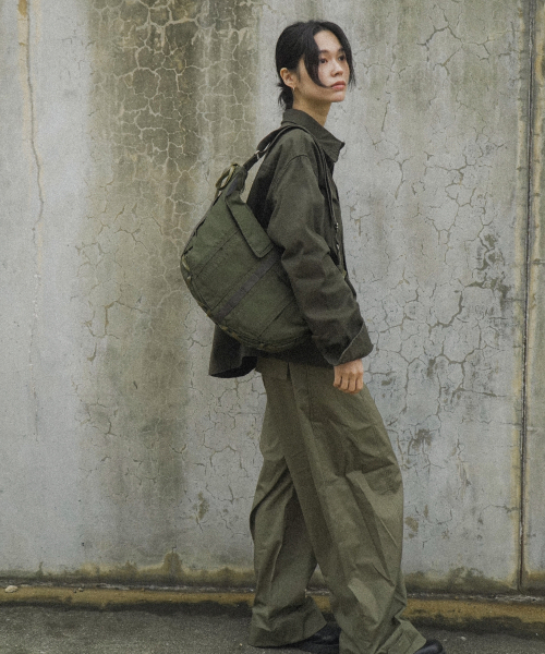IUGAMAKARAS（イウガマカラス）の「Taped Shoulder Bag (Khaki)（ショルダーバッグ・レディース・その他・FREE）」の7枚目の写真