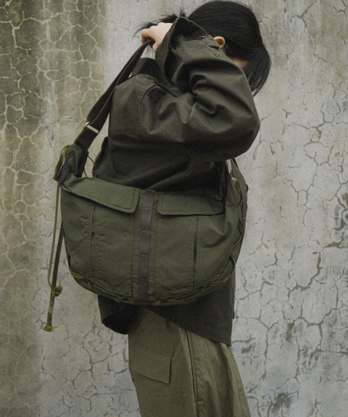 IUGAMAKARAS（イウガマカラス）の「Taped Shoulder Bag (Khaki)（ショルダーバッグ・レディース・その他・FREE）」の8枚目の写真