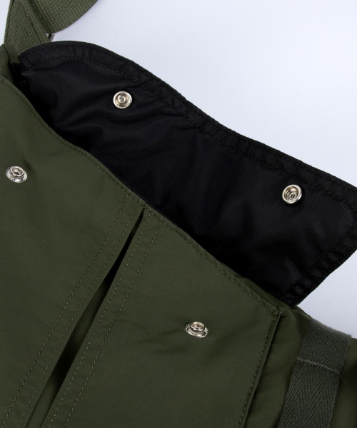 IUGAMAKARAS（イウガマカラス）の「Taped Shoulder Bag (Khaki)（ショルダーバッグ・レディース・その他・FREE）」の10枚目の写真