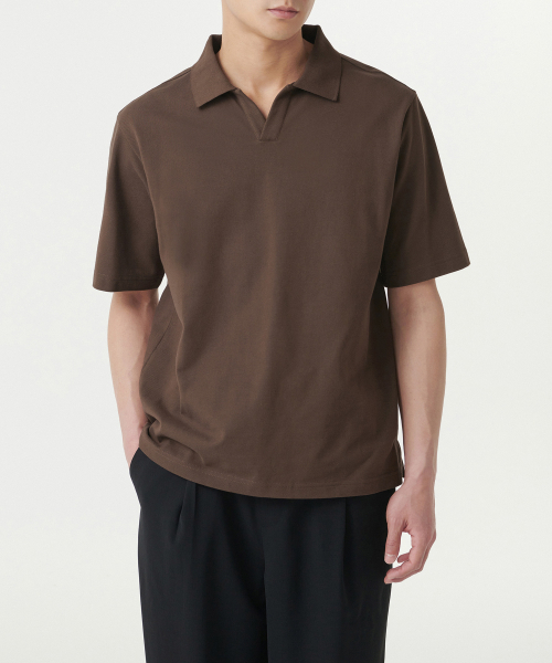 MUSINSA STANDARD（ムシンサスタンダード）の「スリットネックピケポロシャツ[バロックブラウン]（ポロシャツ・メンズ・その他・XX-LARGE/XXX-LARGE/LARGE/MEDIUM/SMALL/X-LARGE）」の2枚目の写真