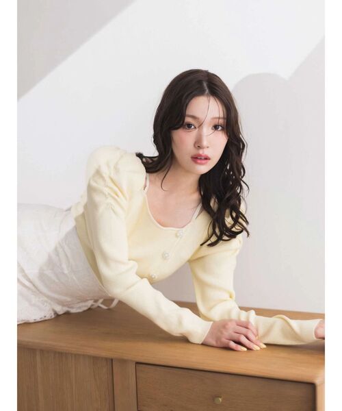 MERCURYDUO（マーキュリーデュオ）の「サイドビジューボタンパフスリーブニット（ニット/セーター・レディース・フレッシュイエロー/その他1/ネイビー・FREE）」の4枚目の写真