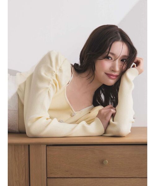 MERCURYDUO（マーキュリーデュオ）の「サイドビジューボタンパフスリーブニット（ニット/セーター・レディース・フレッシュイエロー/その他1/ネイビー・FREE）」の5枚目の写真