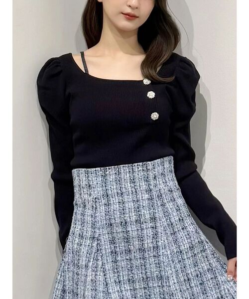 MERCURYDUO（マーキュリーデュオ）の「サイドビジューボタンパフスリーブニット（ニット/セーター・レディース・フレッシュイエロー/その他1/ネイビー・FREE）」の17枚目の写真