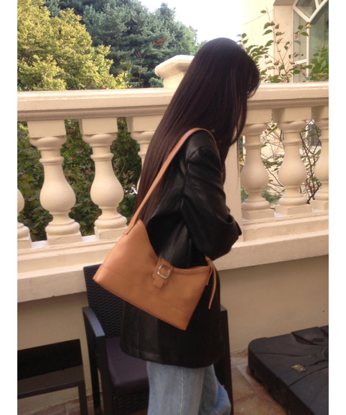 SEMICODE(セミコード)の「veil middle bag - crinkle dark beige(メッセンジャーバッグ・レディース・その他・FREE)」の3枚目の写真