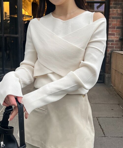 CAPRICIEUX LE'MAGE（カプリシューレマージュ）の「オフショルクロスレイヤードニット（ニット/セーター・レディース・ベージュ/アイボリー/ブラック・FREE）」の2枚目の写真