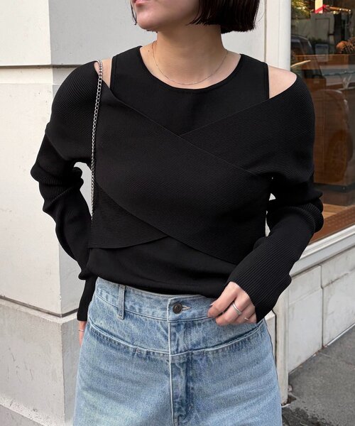 CAPRICIEUX LE'MAGE（カプリシューレマージュ）の「オフショルクロスレイヤードニット（ニット/セーター・レディース・ベージュ/アイボリー/ブラック・FREE）」の3枚目の写真