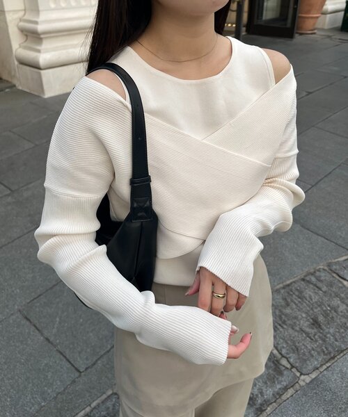 CAPRICIEUX LE'MAGE（カプリシューレマージュ）の「オフショルクロスレイヤードニット（ニット/セーター・レディース・ベージュ/アイボリー/ブラック・FREE）」の4枚目の写真