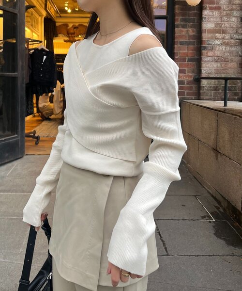 CAPRICIEUX LE'MAGE（カプリシューレマージュ）の「オフショルクロスレイヤードニット（ニット/セーター・レディース・ベージュ/アイボリー/ブラック・FREE）」の5枚目の写真