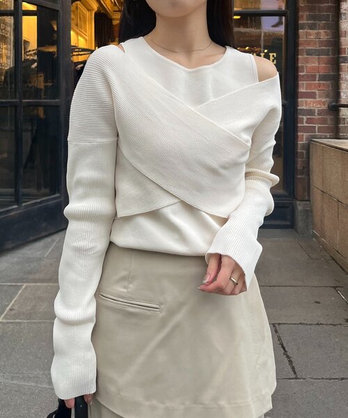 CAPRICIEUX LE'MAGE（カプリシューレマージュ）の「オフショルクロスレイヤードニット（ニット/セーター・レディース・ベージュ/アイボリー/ブラック・FREE）」の9枚目の写真