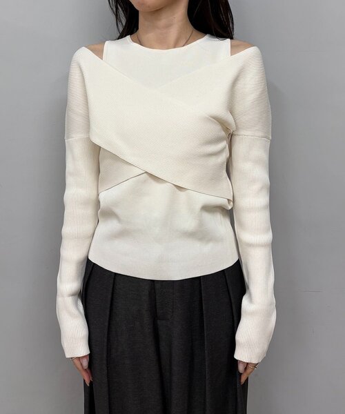 CAPRICIEUX LE'MAGE（カプリシューレマージュ）の「オフショルクロスレイヤードニット（ニット/セーター・レディース・ベージュ/アイボリー/ブラック・FREE）」の10枚目の写真