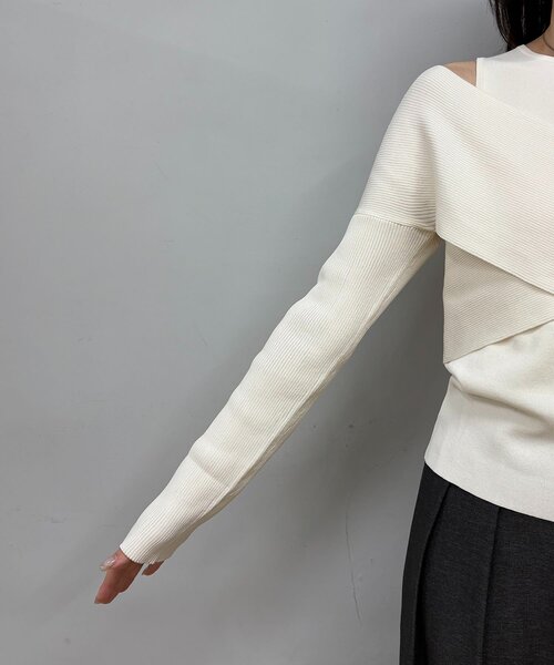 CAPRICIEUX LE'MAGE（カプリシューレマージュ）の「オフショルクロスレイヤードニット（ニット/セーター・レディース・ベージュ/アイボリー/ブラック・FREE）」の12枚目の写真