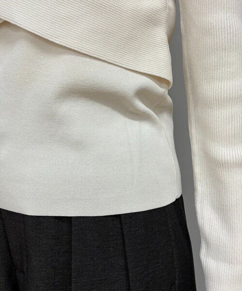 CAPRICIEUX LE'MAGE（カプリシューレマージュ）の「オフショルクロスレイヤードニット（ニット/セーター・レディース・ベージュ/アイボリー/ブラック・FREE）」の14枚目の写真