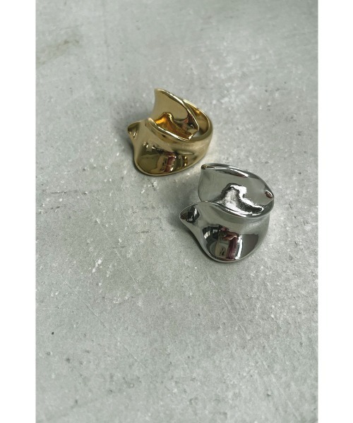 marjour（マージュール）の「NUANCE CURVE RING（リング・レディース・シルバー/ゴールド・FREE）」の3枚目の写真