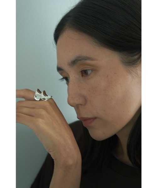 marjour（マージュール）の「NUANCE CURVE RING（リング・レディース・シルバー/ゴールド・FREE）」の4枚目の写真
