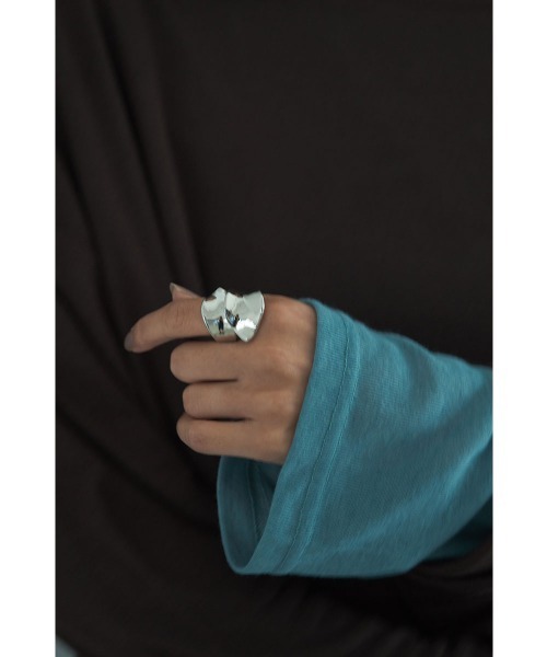 marjour（マージュール）の「NUANCE CURVE RING（リング・レディース・シルバー/ゴールド・FREE）」の8枚目の写真