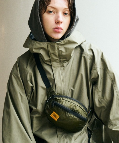 KELTY（ケルティ）の「KELTY ケルティ AIRY OVAL FANNY フェス 超軽量 ボディバッグ（ボディバッグ/ウエストポーチ・レディース・オリーブ/イエロー/ベージュ・ONE SIZE）」の4枚目の写真