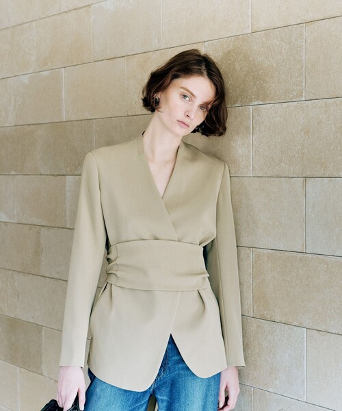 Demi-Luxe BEAMS（デミルクス ビームス）の「ドライカルゼ ベルテッド ジャケット（ノーカラージャケット・レディース・ブラック/ベージュ・36/38）」の2枚目の写真