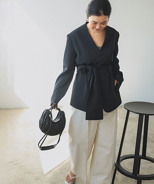 Demi-Luxe BEAMS（デミルクス ビームス）の「ドライカルゼ ベルテッド ジャケット（ノーカラージャケット・レディース・ブラック/ベージュ・36/38）」の6枚目の写真