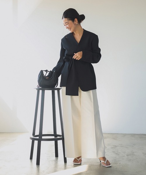 Demi-Luxe BEAMS（デミルクス ビームス）の「ドライカルゼ ベルテッド ジャケット（ノーカラージャケット・レディース・ブラック/ベージュ・36/38）」の3枚目の写真