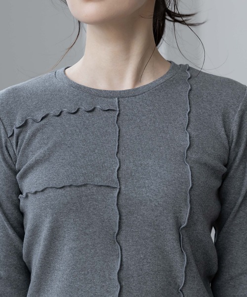 slattgir（スラットジール）の「高身長　アシメ切替クロップドテレコ長袖Ｔシャツ（トールサイズ）Essenave（Tシャツ/カットソー・レディース・オフホワイト/チャコールグレー・TM/TL/TLL/T3L/T4L/T5L）」の6枚目の写真