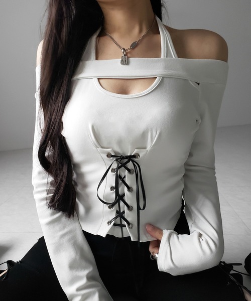 me+em select(ミームセレクト)の「【 2color 】レースアップカットアウトホルターオフショルトップス / laceup cutout halter offshoulder tops(Tシャツ/カットソー・レディース・ホワイト/ブラック・FREE)」の2枚目の写真