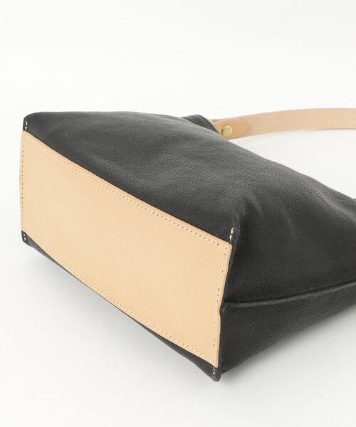 IL BISONTE(イルビゾンテ)の「IL BISONTE / SHOULDER BAG / 2026 SPRING SUMMER(ショルダーバッグ・レディース・ブラック/インディゴブルー/ダークブラウン・FREE)」の11枚目の写真