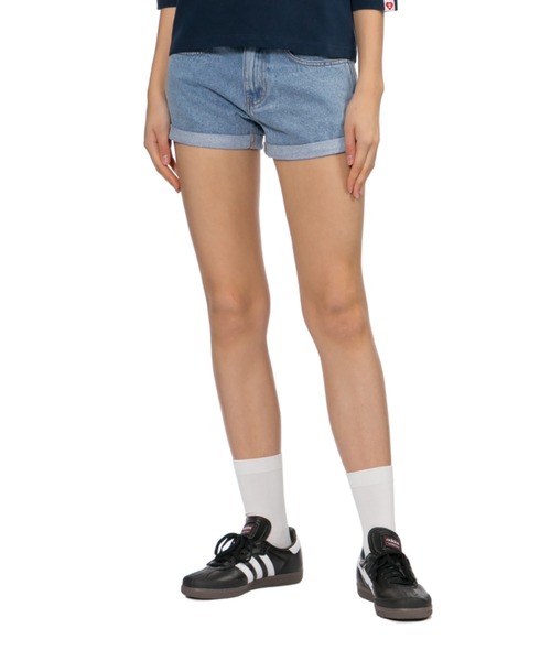 APEE BY A BATHING APE(エイピーバイアベイシングエイプ)の「PU BADGE DENIM SHORTS(デニムパンツ・レディース・ライトインディゴブルー/インディゴブルー・SMALL/X-SMALL)」の5枚目の写真