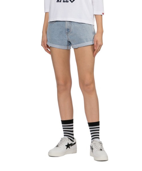 APEE BY A BATHING APE(エイピーバイアベイシングエイプ)の「PU BADGE DENIM SHORTS(デニムパンツ・レディース・ライトインディゴブルー/インディゴブルー・SMALL/X-SMALL)」の6枚目の写真