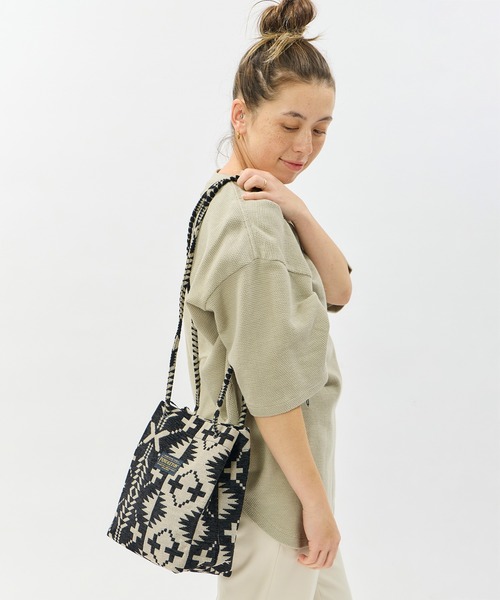 PENDLETON(ペンドルトン)の「PENDLETON/ペンドルトン ゴブラン ジャガード バケットバッグ(ショルダーバッグ・レディース・ブラック/ブルー・FREE)」の1枚目の写真