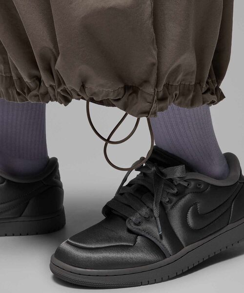 JORDAN BRAND(ジョーダンブランド)の「ジョーダン シカゴ ウィメンズ パラシュート スカート / Jordan Chicago Women's Parachute Skirt IF1048-040 Olive Grey(スカート・レディース・サンドグレー・XS/S/M/L/XL)」の3枚目の写真