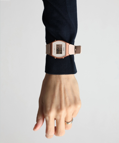 HIROB（ヒロブ）の「CASIO LW-204-4AJF Pink（アナログ腕時計・レディース・ピンク・FREE）」の4枚目の写真