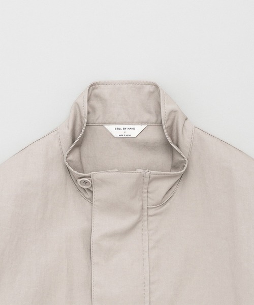 STILL BY HAND（スティルバイハンド）の「【STILL BY HAND】BL02261 / Stand collar blouson（ブルゾン・メンズ・ライトベージュ/ブラック/ダークグレー・48/46）」の6枚目の写真