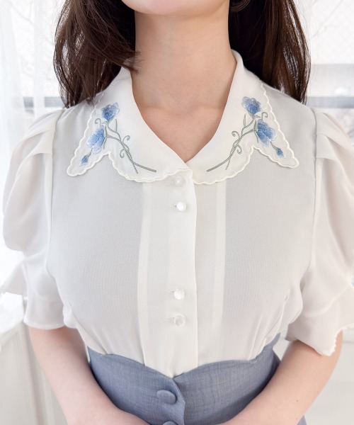 an another angelus（アンアナザーアンジェラス）の「スイートピー刺繍開衿ブラウス（シャツ/ブラウス・レディース・ピンクベージュ/オフホワイト・FREE）」の3枚目の写真