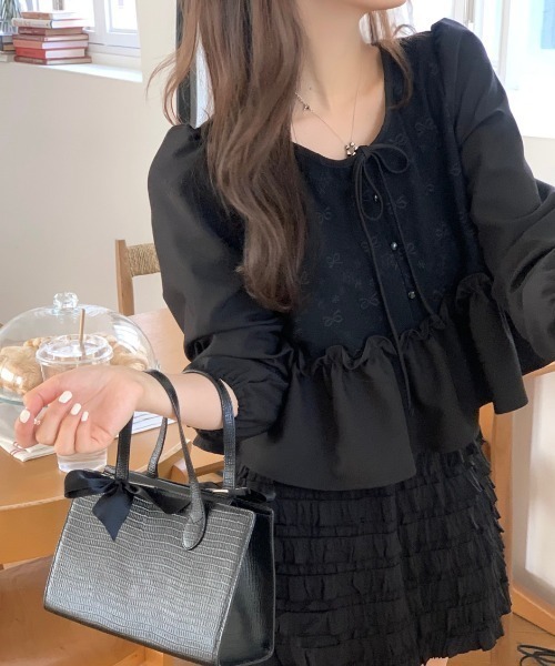 FAVORITO(ファヴォリート)の「リボンクルーネックシャツ(シャツ/ブラウス・レディース・ベージュ/ブラック・F)」の16枚目の写真