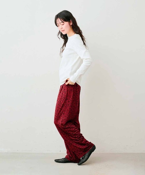 Live in comfort(リブインコンフォート)の「【低身長/高身長サイズあり】リブ イン コンフォート はまじとコラボ 華やかで伸びやかな 接触冷感花柄カットソーパンツ(その他パンツ・レディース・ブラック系その他/レッド系その他・1/2/3/5/6/7/8/9/11/12/13/4/10/14)」の13枚目の写真