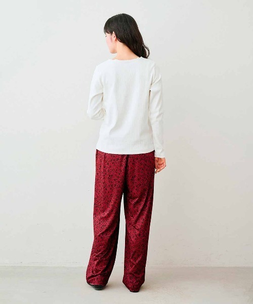 Live in comfort(リブインコンフォート)の「【低身長/高身長サイズあり】リブ イン コンフォート はまじとコラボ 華やかで伸びやかな 接触冷感花柄カットソーパンツ(その他パンツ・レディース・ブラック系その他/レッド系その他・1/2/3/5/6/7/8/9/11/12/13/4/10/14)」の14枚目の写真