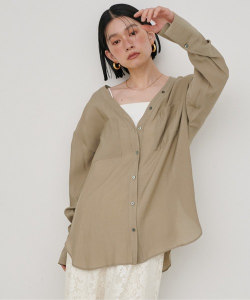 LARUTA（ラルータ）の「【LARUTA】2WAYVネックスキッパーシャツ（シャツ/ブラウス・レディース・ベージュ/サックスブルー/チャコールグレー/オフホワイト・FREE）」の3枚目の写真