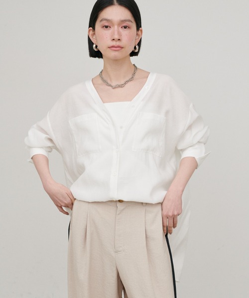 LARUTA（ラルータ）の「【LARUTA】2WAYVネックスキッパーシャツ（シャツ/ブラウス・レディース・ベージュ/サックスブルー/チャコールグレー/オフホワイト・FREE）」の2枚目の写真