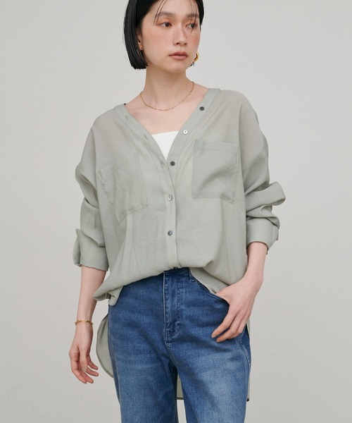 LARUTA（ラルータ）の「【LARUTA】2WAYVネックスキッパーシャツ（シャツ/ブラウス・レディース・ベージュ/サックスブルー/チャコールグレー/オフホワイト・FREE）」の4枚目の写真